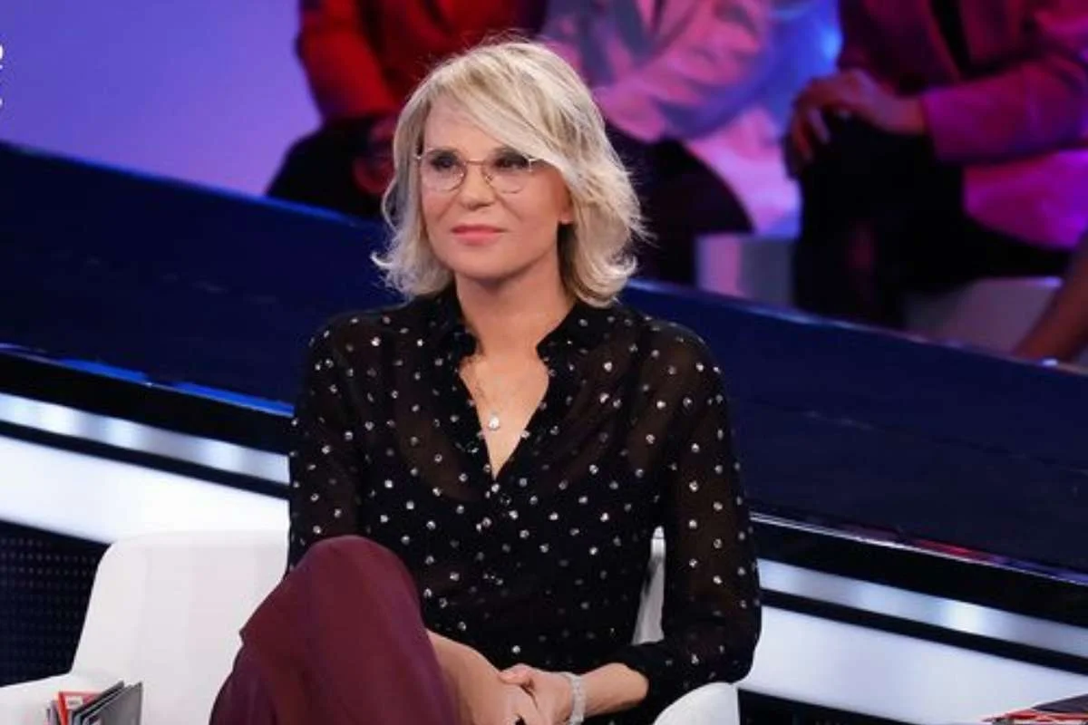 Maria De Filippi mette Gianni Sperti con le spalle al muro