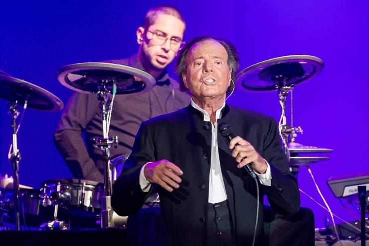 disavventura Julio Iglesias fermo immediato