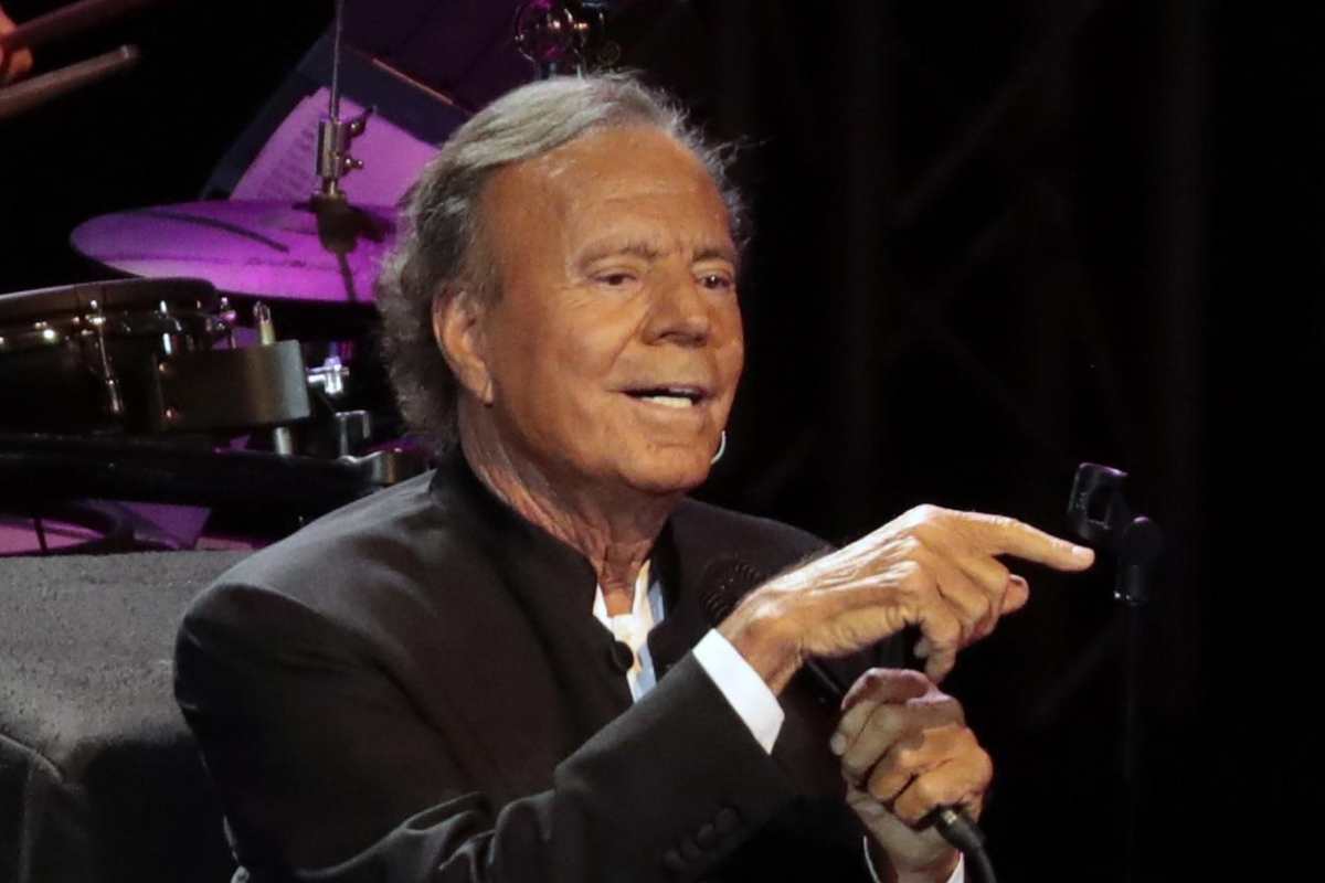 disavventura Julio Iglesias fermo immediato